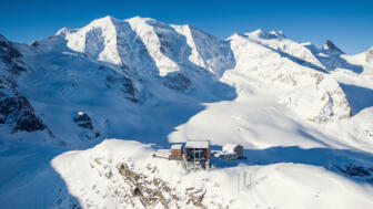 Bergstation Diavolezza umrandet von Berg- und Gletscherlandschaft