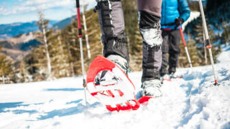 Schneebedeckte Schneeschuhe in Nachansicht