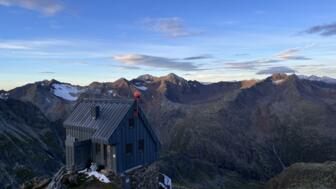 Materialseilbahn der Hildesheimer Hütte in der Morgendämmerung