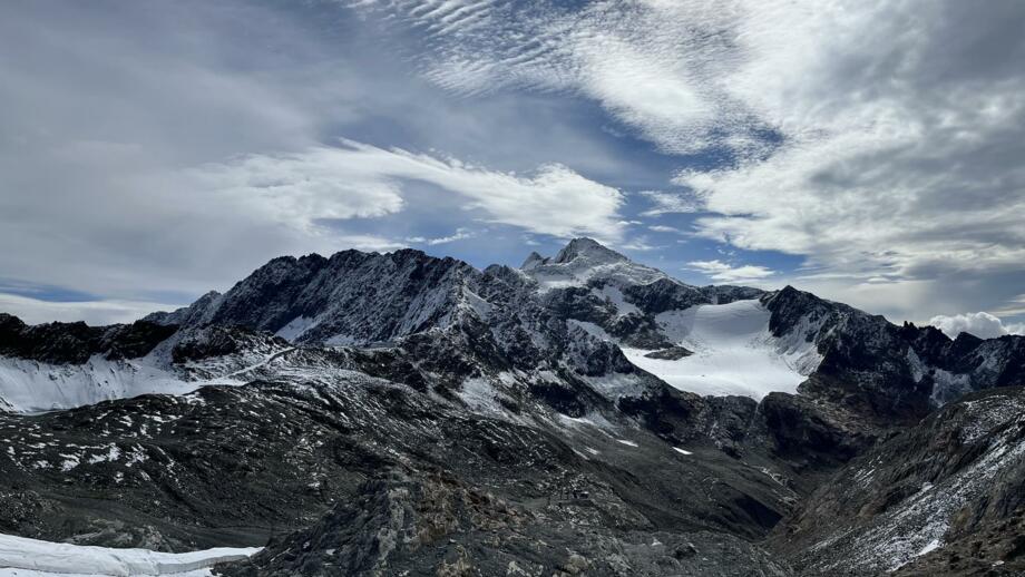 Schneebedeckte Berggipfel im Gebiet rund um die Hildesheimer Hütte