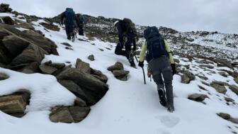 Gruppe bei verschneitem Fels-Aufstieg im Gebiet um die Hildesheimer Hütte