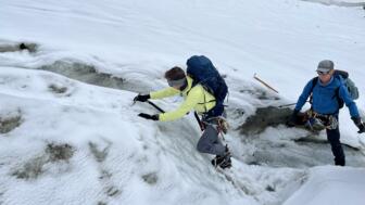 Bergführer und Teilnehmer bei Eispickel und Steigeisen Übungen