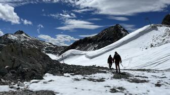 Zwei Bergsteiger auf dem Weg zur Gletscherausbildung
