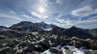 Schneebedecktes Felsgelände vor blauem Himmel