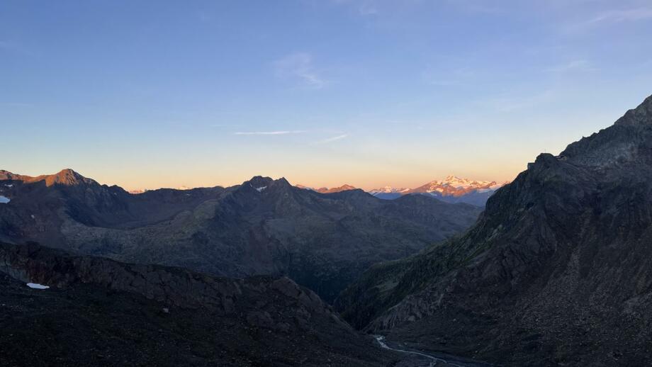 Wildspitze in der Ferne im Morgengrauen