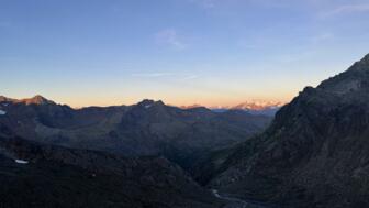 Wildspitze in der Ferne im Morgengrauen