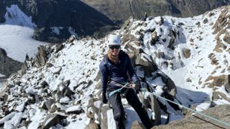 Bergsteigerin beim Abseilen vom Zuckerhütl Westgipfel