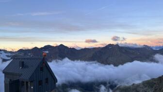 Materialseilbahn der Hildesheimer Hütte im Morgengrauen mit Wolken