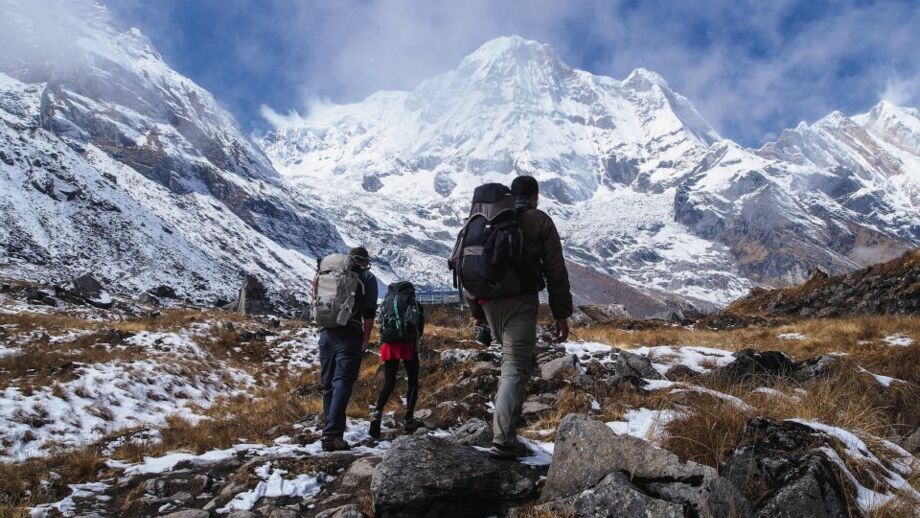 Bergsteiger wandern durch das Annapurna Gebiet