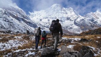 Bergsteiger wandern durch das Annapurna Gebiet