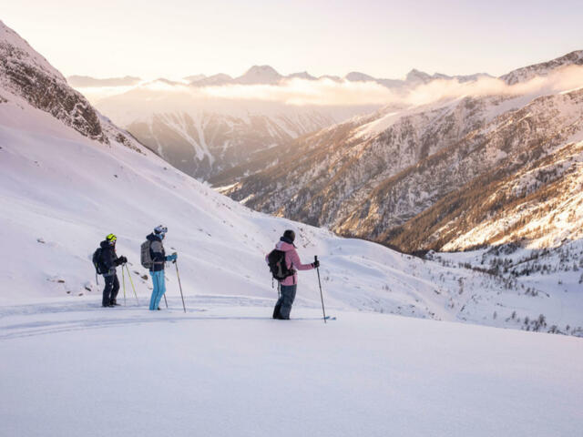 Skigruppe im Gelände