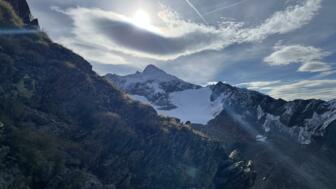 Bergblick bei Sonne in den Stubaier Alpen