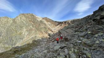 Bergsteiger im Fels Blockgelände bei Trittschulung