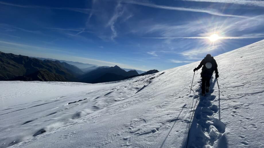 Hochtourengeher bei blauem Himmel auf Sulzenauferner in den Stubaier Alpen