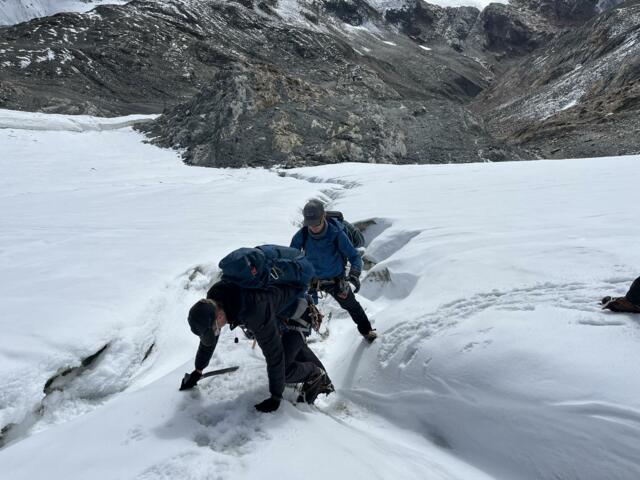 Bergführer und Teilnehmer bei Eispickel und Steigeisen Übungen