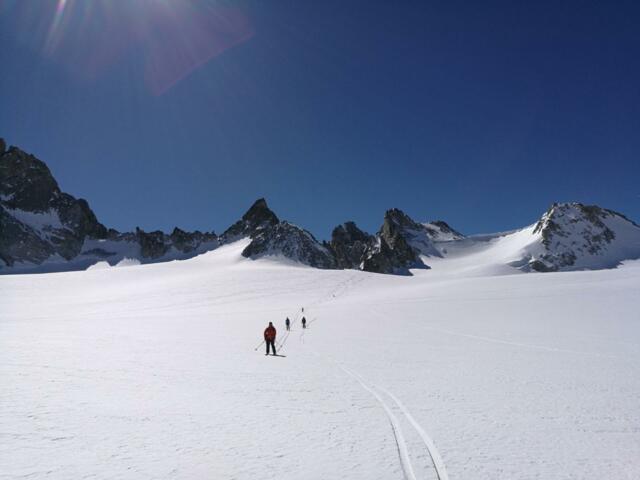Skitourengeher im Mont Blanc Gebiet auf Skitour