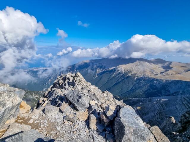 Panoramablick vom bedeckten Berggipfel Mytikas Berg Olympus