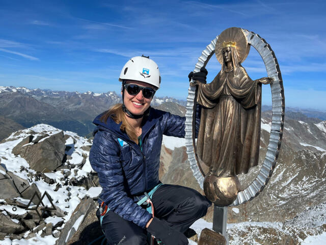 Bergsteigerin auf Zuckerhütl Westgipfel bei besten Verhältnissen