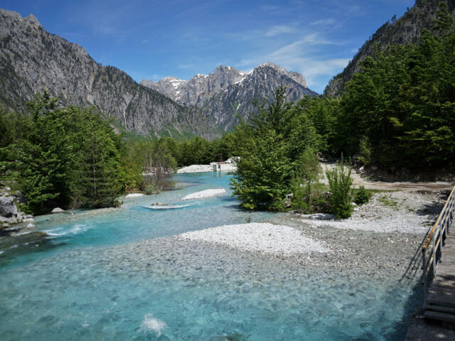 Der Fluss Valbona vor den albanischen Alpen in Valbona, Albanien