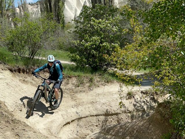 Mountainbiker unterwegs im Weltkulturerbe Kappadokien bei der Abfahrt