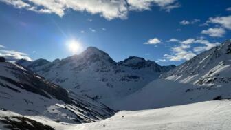 Berge, blauer Himmel, Schnee