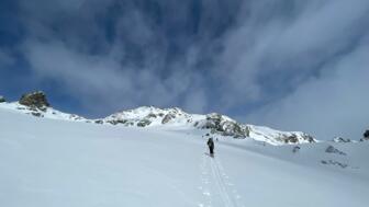 Blauer Himmel mit Aufstiegsspur