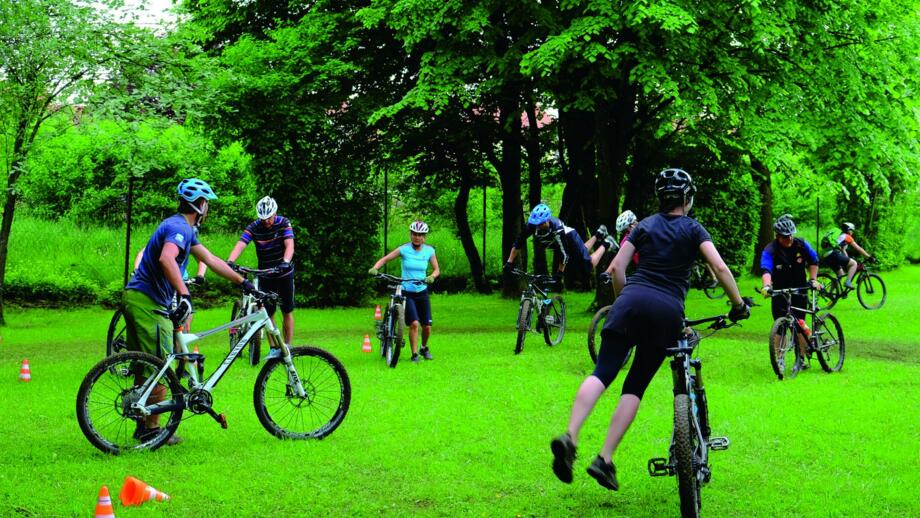 MTB-Fahrtechniktraining auf der Wiese bei Gleichgewichtsübungen