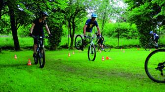 Mountainbiker beim Bremstraining auf der Wiese