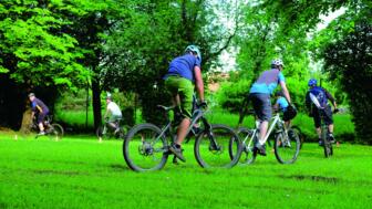 Fahrtechniktrainingsgruppe auf der Wiese beim MTB-Check