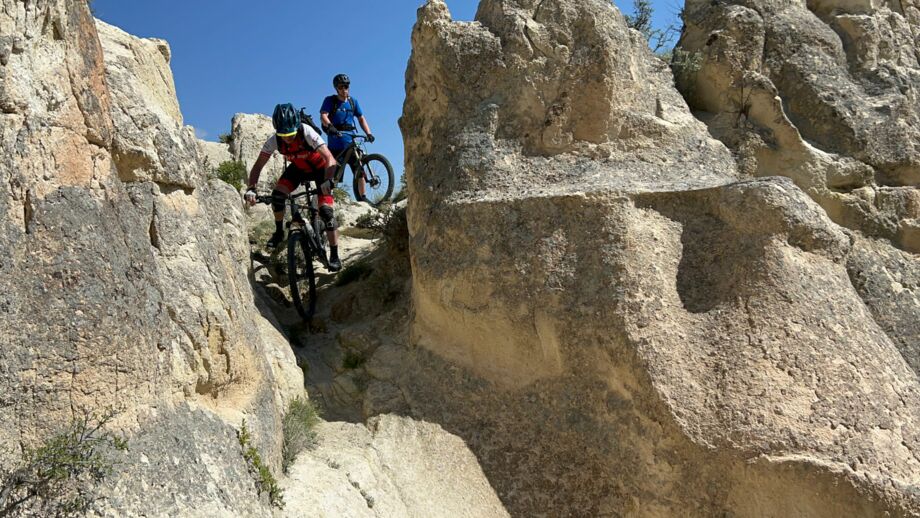 Mountainerbiker in Action bei der Abfahrt durch das Weltkulturerbe Kappadokien