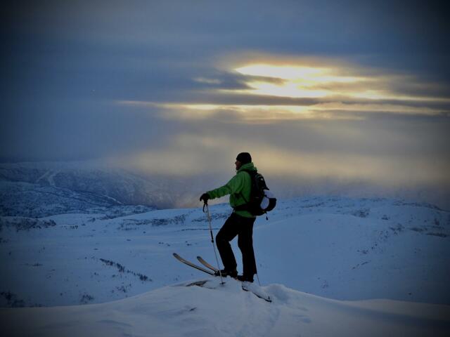 Skitourengeher mit Blick in die Sonne in Norwegen