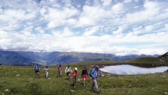Gruppe wandert am See