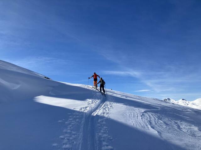 Aufstieg im besten Pulverschnee