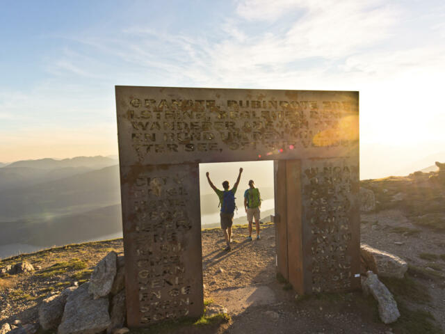 Wanderer in Torbogen auf dem Alpe Adria Trail