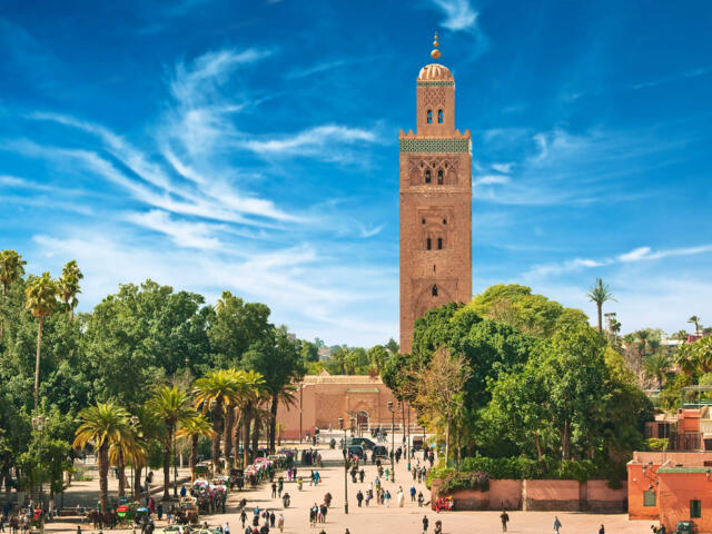 Blick auf die Koutoubia Moschee mit vorgelagertem Platz in Marrakesch