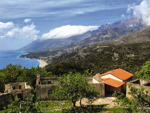 Hügelige Küstenlandschaft im Süden Albanien mit Blick auf das Meer