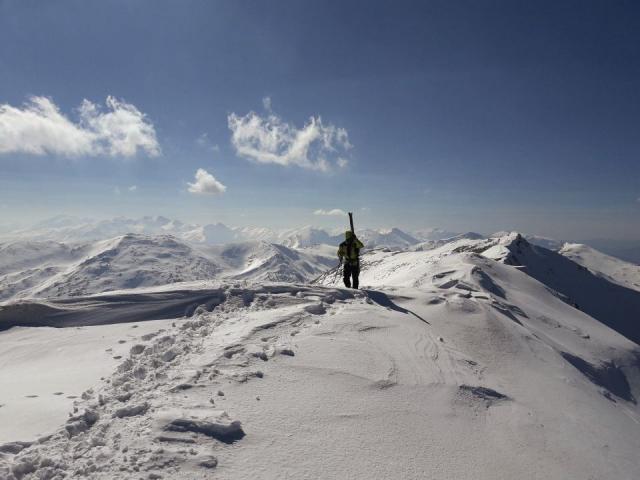 Skitourengeher auf den Bistra Gipfel im Balkan