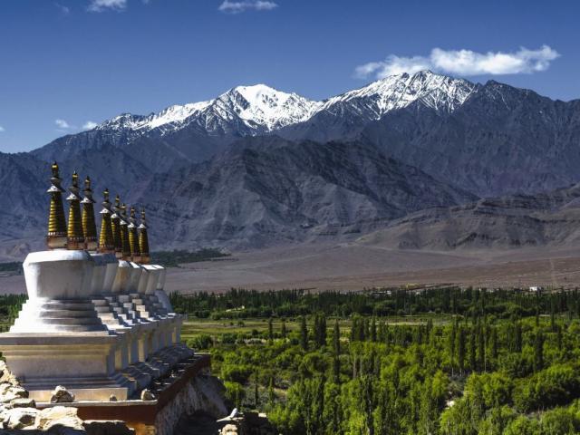 Blick aus dem Indus-Tal auf den Himalaya in Ladakh Indien