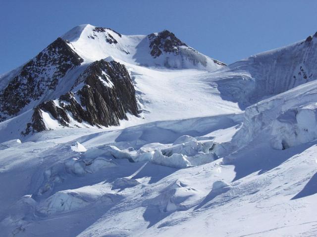 Verschneiter Gipfel in den Ötztaler Alpen