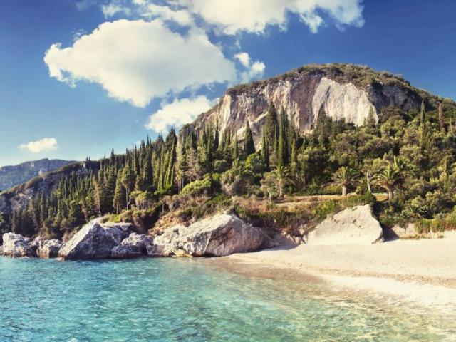 Sandbucht mit Berg im Hintergrund auf Korfu