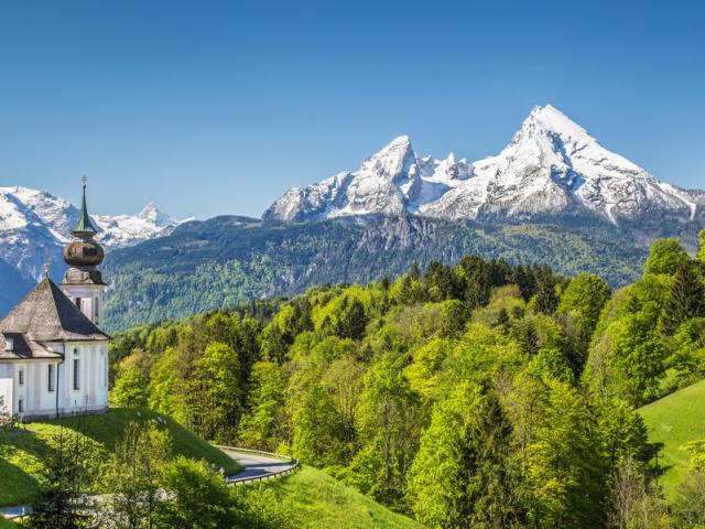 Berglandschaft mit Kirche vor dem Watzmann