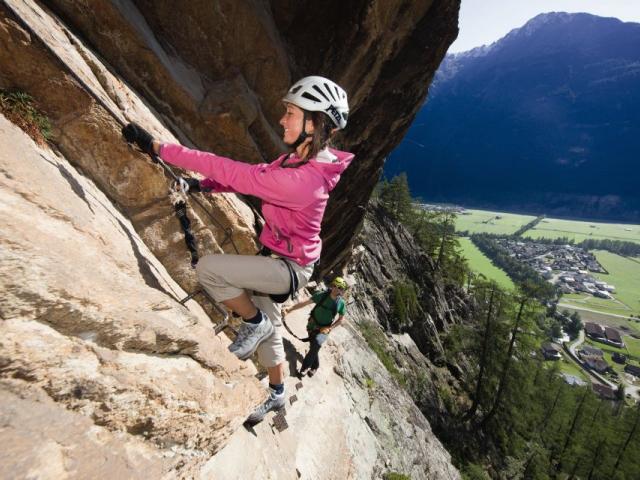 Frau am Klettersteig im Ötztal