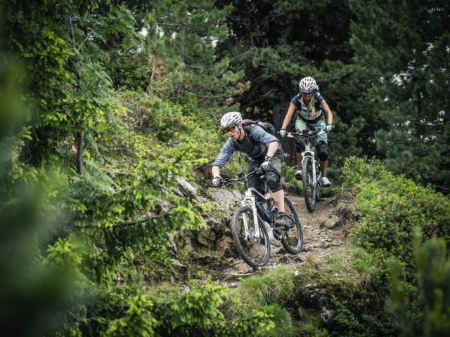 Zwei E-MTB Fahrer*innen beim Fahrtechniktraining