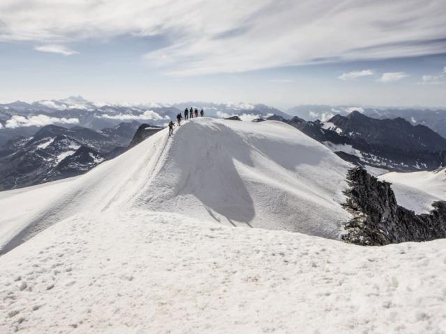 Hochtourengeher in Seilschaft auf verschneitem Berggrat