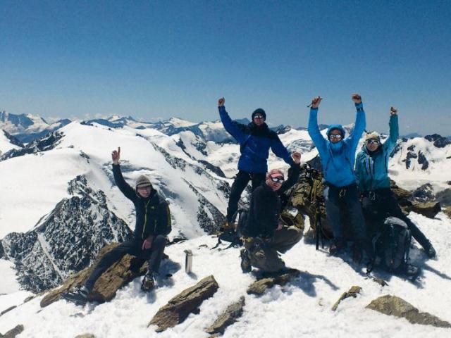 Bergsteiger Gruppe freut sich über Gipfelerfolg