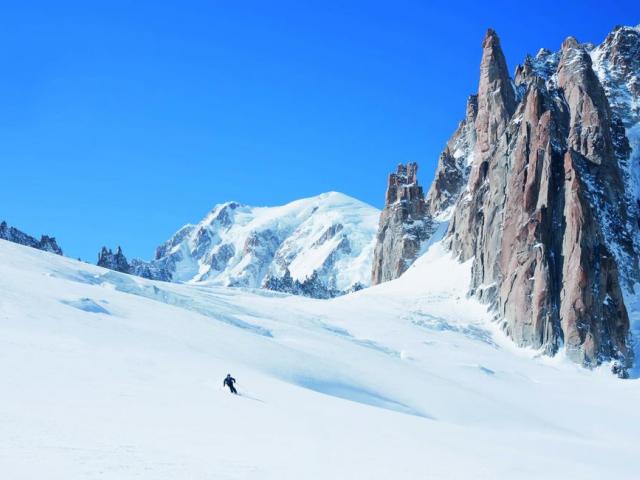 Skifahrer bei der Abfahrt vor dem Montblanc