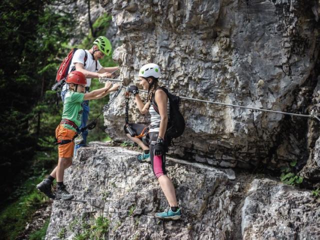 Familie am Klettersteig im Wipptal