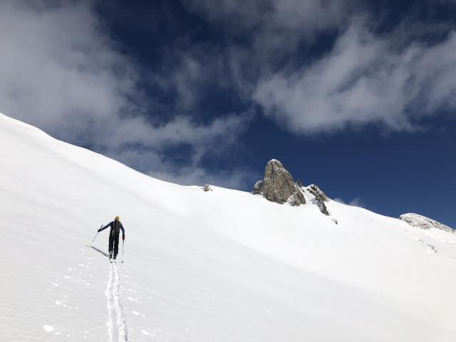Skitourengeher auf verschneitem Hand im Lechtal