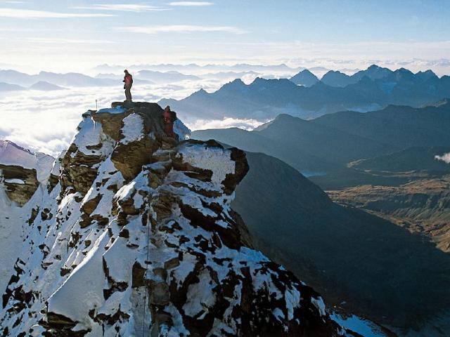 Bergsteiger auf Gipfelspitze