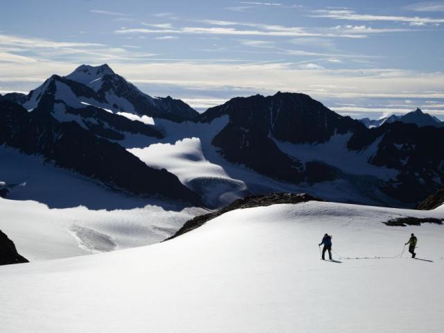 Zwei Bergsteiger auf einem Schneefeld im Ötztal